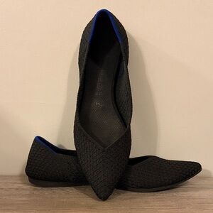 Rothys 9.5 Black point Flats with Blue Trim